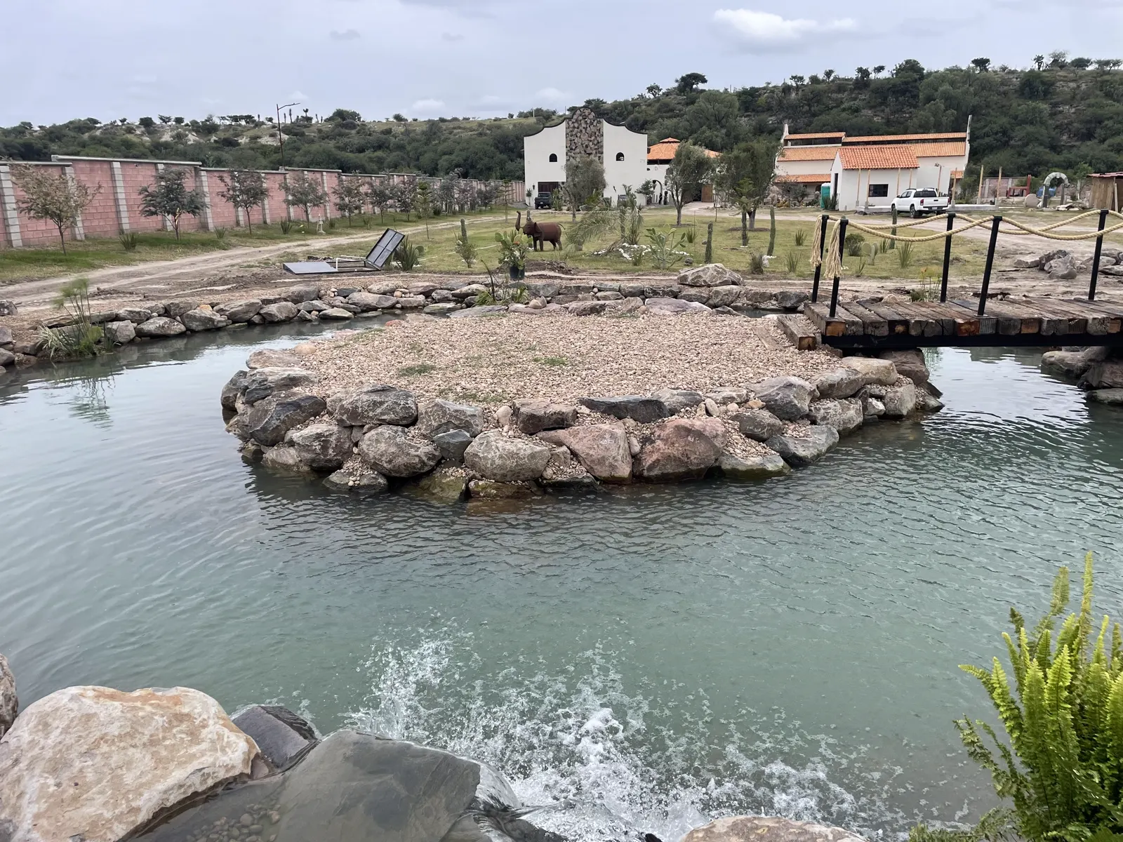 Estanque con isla de piedra y cascada, construido por Green Pro